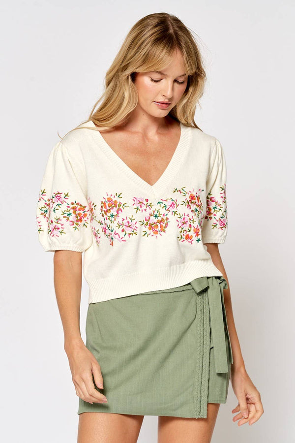 SHORT PUFF SLEEVE SWEATER W/ FLORAL EMBROIDERY